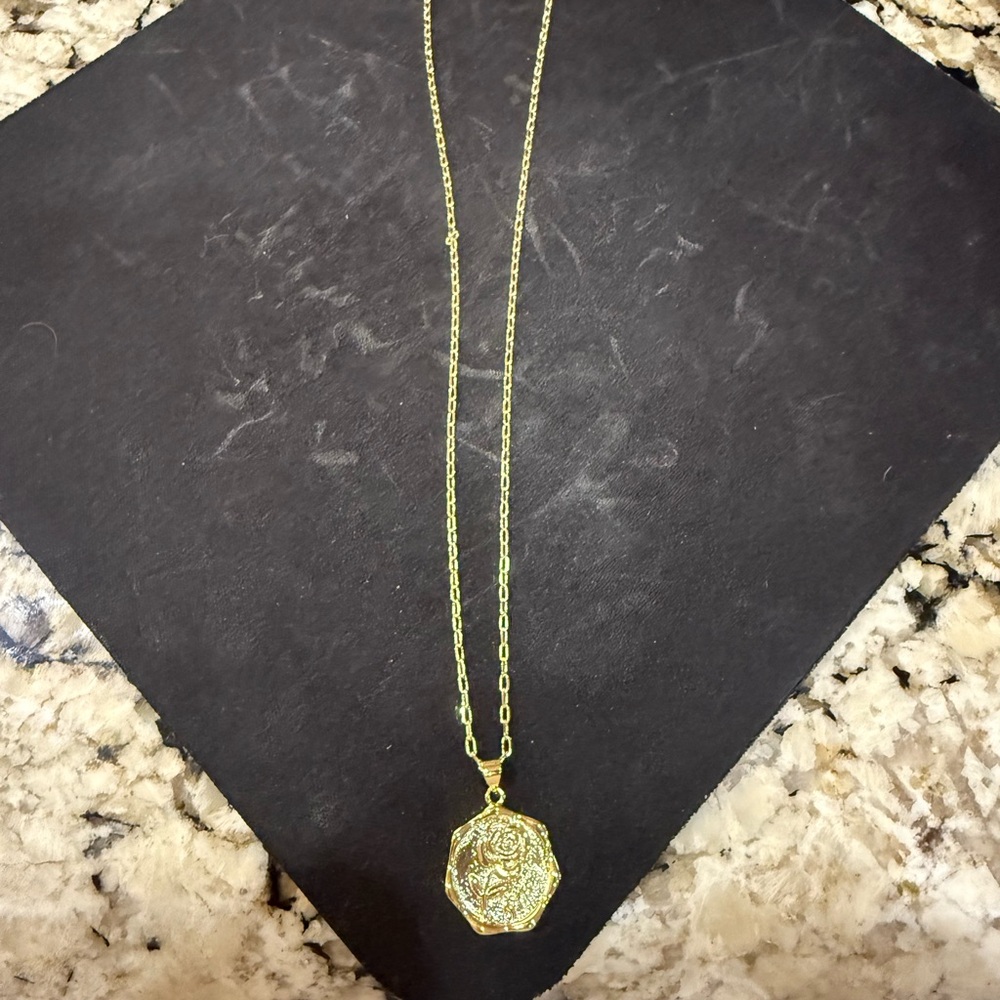 Elegant Gold Pendant Necklace